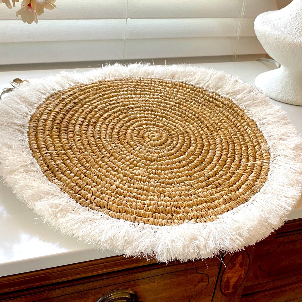 Set of 4 handwoven WEST ELM placemats.
Beautiful design. Modern Mid Century💕